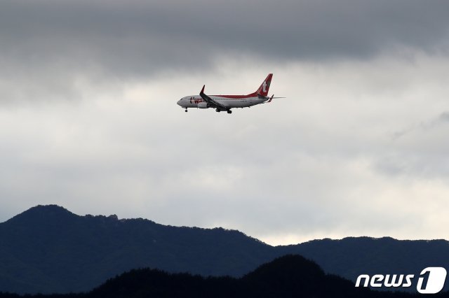 티웨이항공 여객기가 대구공항을 향해 비행하고 있다. . 2020.6.30 © News1