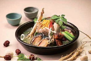 노보텔 앰배서더 서울 강남의 로비 레스토랑 ‘앙뜨레’에서는 삼계탕에 각종 해산물을 넣어 끓인 ‘해신탕’을 제공한다