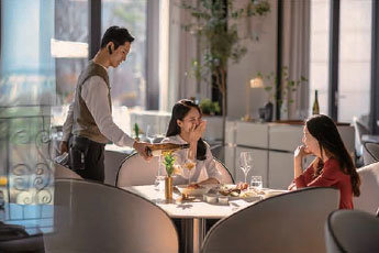 반얀트리 클럽 앤 스파 서울의 시그니처 레스토랑 ‘페스타 바이 민구’에서는 ‘서머 샴페인 테이블’을 준비했다. 차가운 샴페인 폴 당장과 강민구 셰프의 요리를 제공한다.