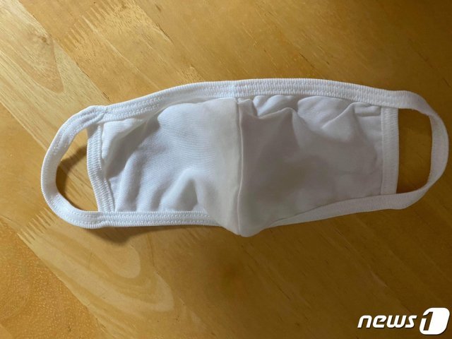 일본 정부가 코로나19 대응을 위해 전국 의료기관 및 복지시설에 우선 배포한 베트남제 천 마스크 (다마키 유이치로 일본 국민민주당 대표 트위터) © 뉴스1