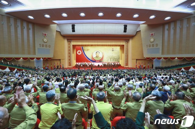 김정은 북한 국무위원장이 27일 평양 4·25문화회관에서 열린 제6차 전국노병대회에 참석해 직접 연설했다고 노동당 기관지 노동신문이 28일 보도했다. 김 위원장은 “우리의 믿음직하고 효과적인 자위적 핵 억제력으로 국가의 안전과 미래는 영원히 굳건하게 담보될 것“이라고 밝혔다. 사진은 김 위원장에 환호하는 북한 노병들.(평양 노동신문=뉴스1)