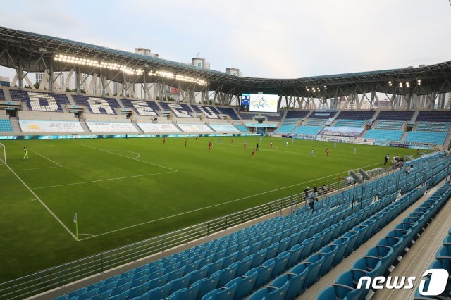 26일 오후 대구 북구 DGB대구은행파크에서 열린 프로축구 ‘하나원큐 K리그1 2020’ 대구FC와 부산 아이파크의 경기가 무관중경기로 열리고 있다. 2020.7.26/뉴스1 © News1