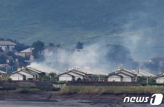 26일 인천 강화군 북한 접경지 교동도에서 바라본 북한 마을에 연기가 피어오르고 있다. 2020.7.26 © News1