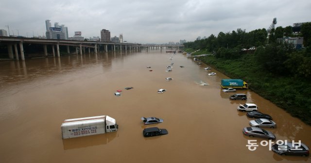 지난 13년 서울 탄천 주차장이 집중 호우로 불어난 물에 잠겨 있다. 동아DB