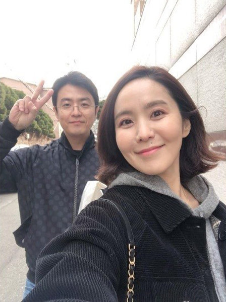 KBS 최동석 아나운서(왼쪽)와 박지윤 부부. 사진출처｜박지윤 SNS