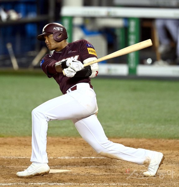 28일 서울 잠실야구장에서 ‘2020 신한은행 SOL KBO 리그‘ 키움 히어로즈와 두산 베어스의 경기가 열렸다. 9회초 1사 만루 키움 러셀이 2타점 좌전 안타를 치고 있다. 잠실｜김종원 기자 won@donga.com