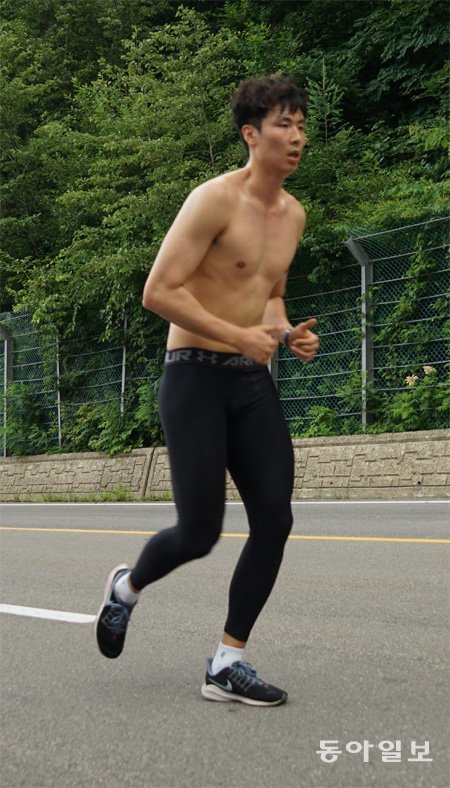 지난 시즌 ‘커리어 하이’를 기록한 송교창이 20일부터 열흘간 진행되고 있는 KCC의 강원 태백 전지훈련에서 산악 달리기를 하고 있다. 태백=김배중 기자 wanted@donga.com