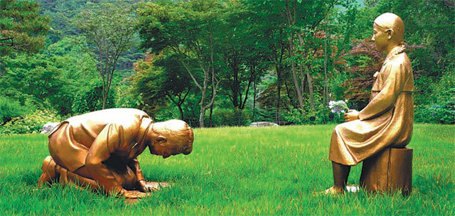 ‘영원한 속죄’ 조형물 강원 평창군 한국자생식물원에 설치된 조형물 ‘영원한 속죄’. 일본군위안부 소녀상 앞에 남성이 무릎을 꿇고 
머리 숙여 사죄하는 장면을 형상화했다. 26일 식물원 측은 이 남성은 아베 신조 일본 총리를 상징적으로 표현한 것이라고 밝혔다. 
이에 일본 정부는 28일 “한일 관계에 결정적인 영향을 미칠 것”이라며 격렬하게 반발했다. 한국자생식물원 제공
