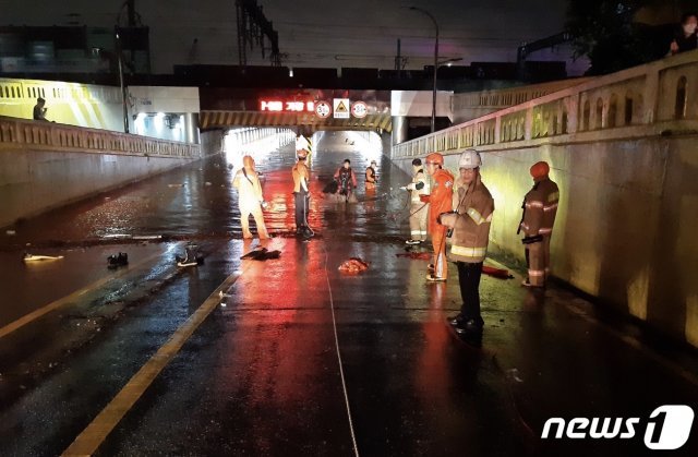 지난 23일 밤부터 부산에 최대 200㎜가 넘는 폭우가 쏟아지면서 부산역 인근 초량 제1지하차도가 물에 잠겼다.  © News1