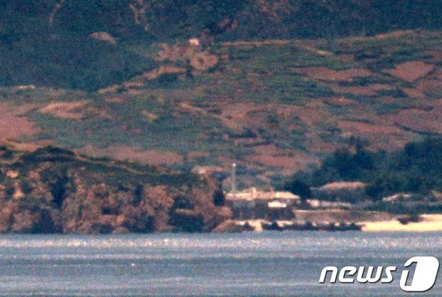 인천 옹진군 연평도 망향전망대에서 바라본 북한 장재도 인근 해안에 포진지가 개방돼 있다. 해당 포진지는 현재 사용하지 않는 것으로 확인됐다. 2020.6.17 © News1