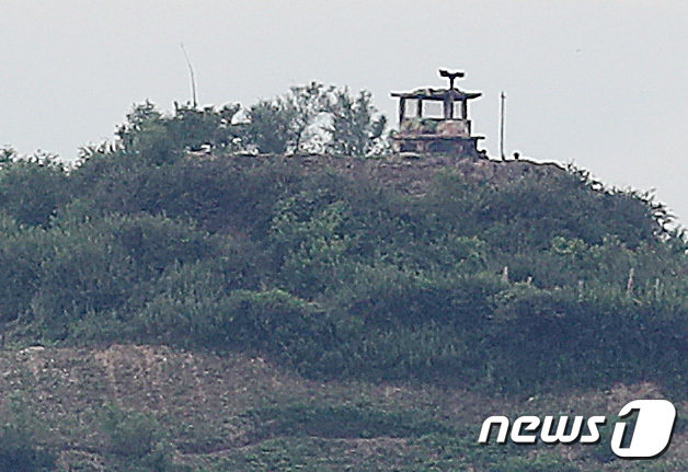 26일 인천 강화군 북한 접경지 교동도에서 바라본 북한 초소가 적막하다. 2020.7.26 © News1