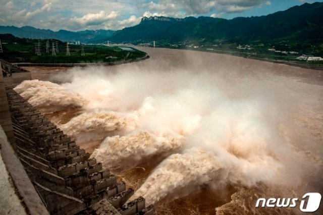 중국 후베이성 이창에 있는 세계 최대 규모의 싼샤 댐이 수위 급상승으로 방류를 하고 있다. 뉴스1