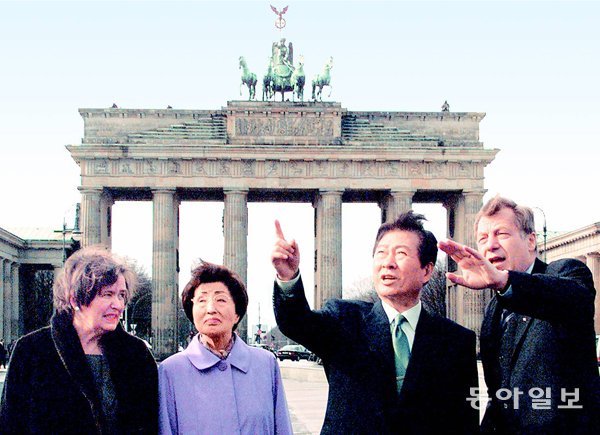 독일을 국빈방문 중인 김대중 대통령이 베를린 브란덴부르크 문을 둘러보고 있다. 동아일보 DB
