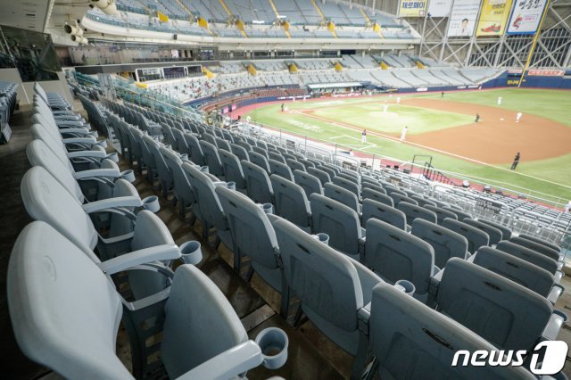 24일 오후 서울 구로구 고척스카이돔에서 열린 ‘프로야구 2020 신한은행 SOL KBO리그’ 롯데 자이언츠와 키움 히어로즈의 경기가 무관중 상태에서 진행되고 있다.  2020.7.24/뉴스1 © News1