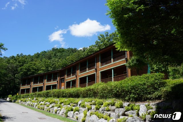 9월 1일부터 12월 31일까지 오서산 등 6개 국립자연휴양림의 174개 객실의 주중 사용료가 할인된다. 사진은 국립상당산성자연휴양림에 있는 산림문화휴양관. © 뉴스1
