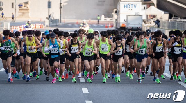제100회 전국체육대회 육상 마라톤 출전 선수들이 힘차게 출발하고 있다.  올해는 코로나19로 인해 전국체전과 소년체전이 취소되었다. (위 사진은 기사와 관계 없음)  © News1
