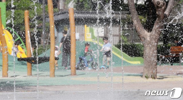 불볕더위가 찾아온 지난달 15일 서울의 한 공원에 분수대가 운영되고 있다./뉴스1 © News1