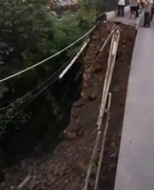 사고 발생 후 붕괴된 도로. 중국 동영상 사이트 pear video 캡처