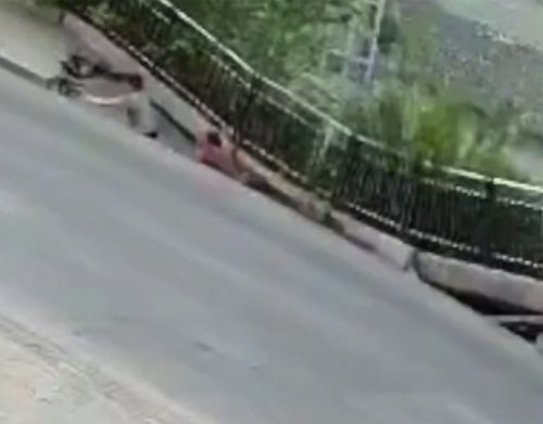 싱크홀 발생 장면. 중국 동영상 사이트 pear video 캡처
