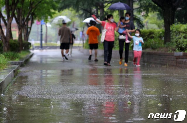 장마가 이어지며 비가 내리고 있는 28일 전북 전주시 전북대학교에서 우산을 쓴 시민들이 발걸음을 옮기고 있다 . 2020.7.28/뉴스1 © News1