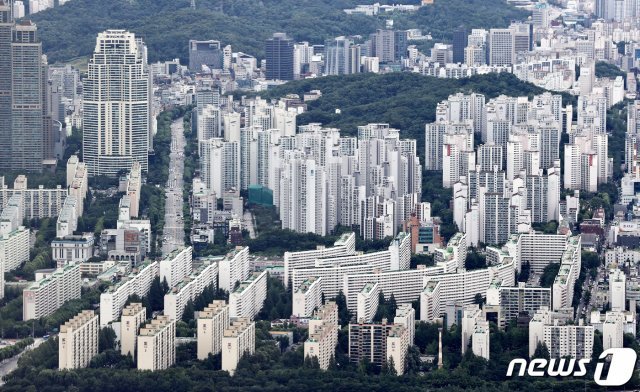 서울 송파구 롯데월드타워 서울스카이 전망대에서 바라본 서울하늘에 먹구름이 드리워져 있다. 2020.7.14 © News1