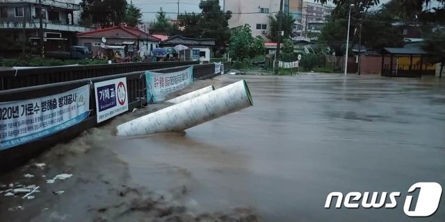 대전지역에 호우경보가 발효된 30일 오전 대전 대동천이 폭우로 범람했다. (독자 제공) 2020.7.30/뉴스1 © News1