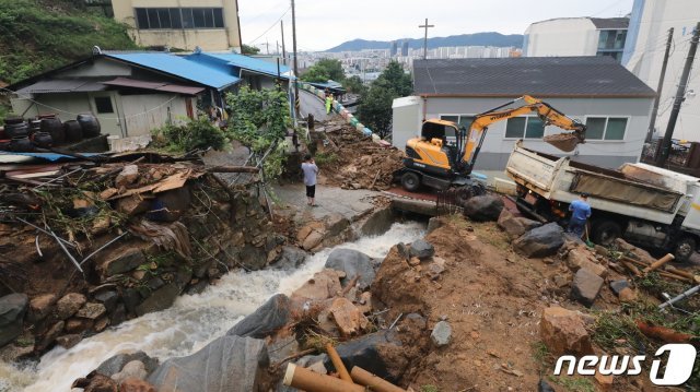 = 대전지역에 호우경보가 발효된 30일 오전 대전 중구 부사동의 한 급경사지 주택가에 토사가 밀려들어와 복구작업이 진행되고 있다. 이날 충청지역에 천둥·번개를 동반한 시간당 100mm 이상의 폭우가 쏟아지면서 주택과 도로가 침수되는 등 크고 작은 피해가 잇따르고 있다. 2020.7.30/뉴스1