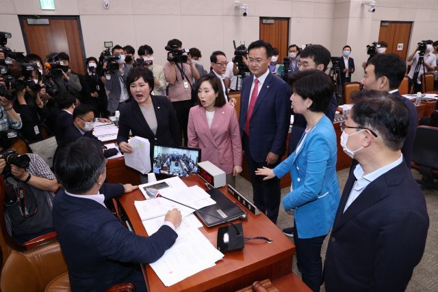 29일 오전 서울 여의도 국회에서 열린 법제사법위원회 전체회의에서 미래통합당 김도읍 간사를 비롯한 의원들이 임대차보호법 상정에 항의하고 있다. 사진=뉴스1