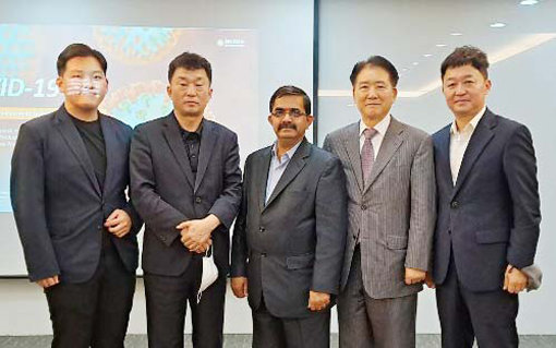 석호길 한국마스크산업협회장(왼쪽 두 번째)과 Dr.GG 인도 Estima Pharma(왼쪽 세 번째).