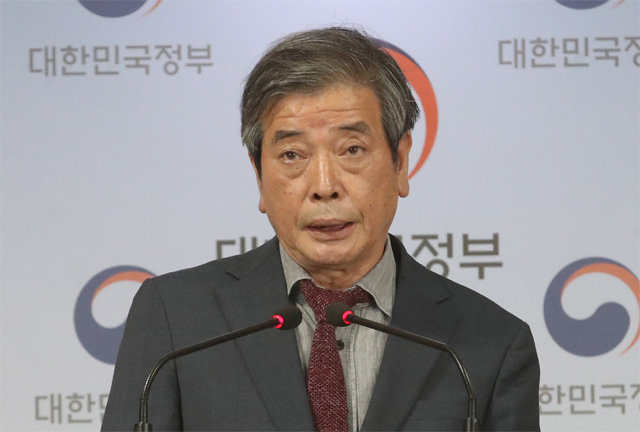 김진경 국가교육회의 의장이 30일 ‘교원 양성체제 개편’ 사회적 협의 추진 계획을 발표하고 있다. 뉴시스