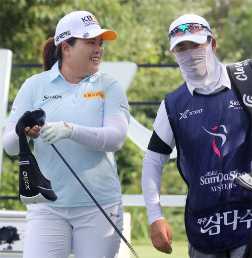 5개월여 만에 공식 대회에 참가한 ‘골프 여제’ 박인비(32·왼쪽)가 캐디인 남편 남기협 코치와 웃으며 걸어 가고 있다. 제주=뉴스1
