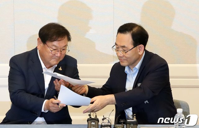 김태년 더불어민주당 원내대표, 주호영 미래통합당 원내대표가 14일 오후 서울 여의도 국회에서 국회 개원 합의문에 서명하고 있다. 2020.7.14/뉴스1 © News1