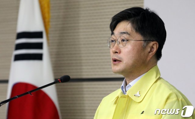 윤태호 중앙사고수습본부 방역총괄반장(보건복지부 공공보건정책관)이 정부세종청사 복지부 브리핑실에서 신종 코로나바이러스 감염증(코로나19) 중앙재난안전대책본부 브리핑을 하고 있다. /뉴스1 © News1