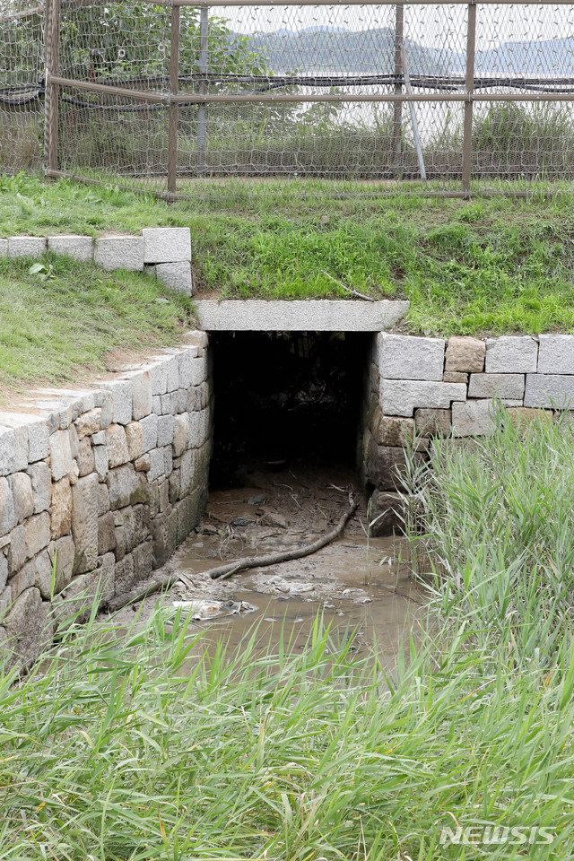 합동참모본부는 지난 27일 정례브리핑에서 최근 월북한 탈북민 김 모 씨를 특정할 수 있는 유기된 가방을 발견·확인했다. 사진은 28일 오전 김 씨의 가방이 발견된 것으로 추정되는 인천 강화군 강화읍 월곳리의 한 배수로 모습. 사진=뉴시스