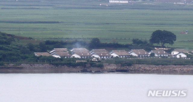 27일 강화도에서 바라본 북한 개풍군의 한 마을에서 연기가 피어오르고 있다. 사진=뉴시스