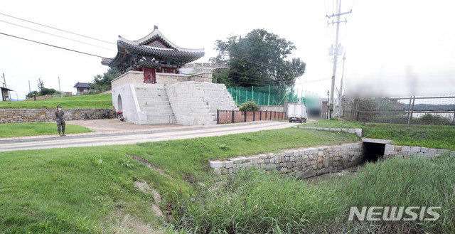 합동참모본부는 지난 27일 정례브리핑에서 최근 월북한 탈북민 김 모 씨를 특정할 수 있는 유기된 가방을 발견·확인했다. 사진은 28일 오전 김 씨의 가방이 발견된 것으로 추정되는 인천 강화군 강화읍 월곳리의 한 배수로 모습. 사진=뉴시스