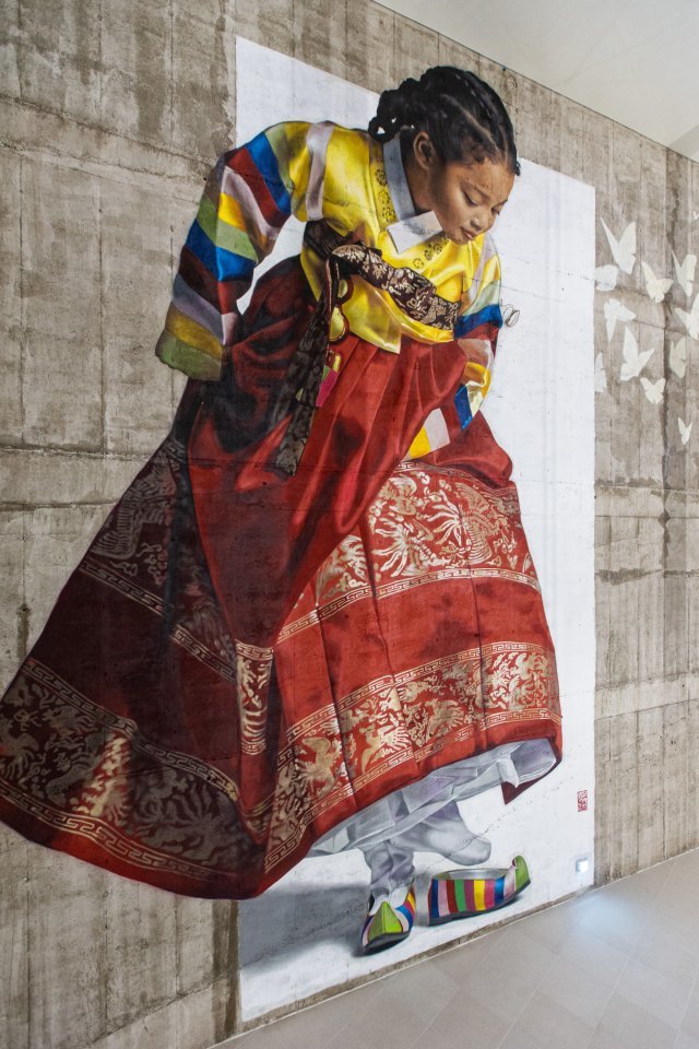 부산 해운대영무파라드호텔 속 11m 그래피티. 미셸 오바마 등 한복 입은 흑인 여성 그래피티로 미국에서 화제가 된 심찬양 작가 작품.