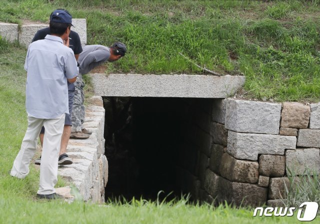 월북한 것으로 추정되는 탈북민 김모씨(24)가 강화도 접경 지역을 통과했을 당시 포착된 영상을 군 당국이 분석중인 가운데 28일 김씨의 월북 경로로 추정되는 강화군 월곶리 인근의 한 배수로에서 주민들이 현장을 살펴보고 있다. 2020.7.28/뉴스1 © News1