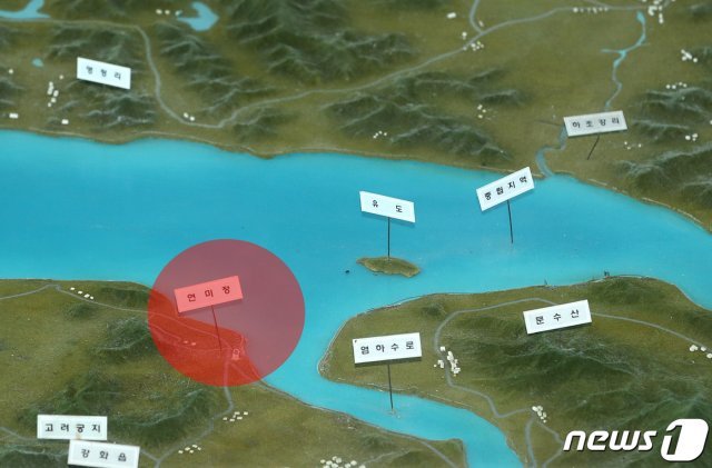 군 당국이 월북한 것으로 추정되는 탈북민 김모씨(24)가 강화도 접경지역을 통과했을 당시 포착된 영상을 분석중인 가운데 28일 강화도 평화전망대에 설치된 모형 지도에 월북경로의 시작점으로 추정되는 배수로(빨간원)가 보이고 있다. 위쪽은 북한.2020.7.28/뉴스1 © News1