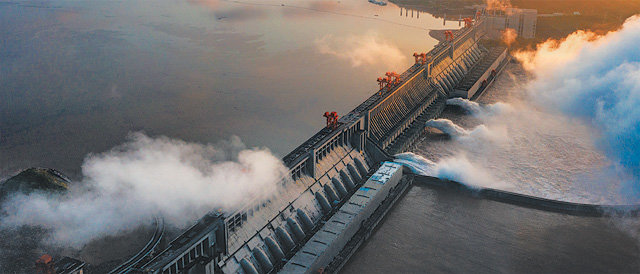 지난달
 27일 중국 후베이성 이창에 위치한 세계 최대 수력발전 댐 싼샤댐이 초당 5만 ㎥의 물을 방류하고 있다. 이창을 포함한 중국 
남부에서는 6월 초부터 두 달째 대홍수가 이어지고 있어 일각에서는 싼샤댐의 붕괴설까지 거론되고 있다. 이창=신화 뉴시스