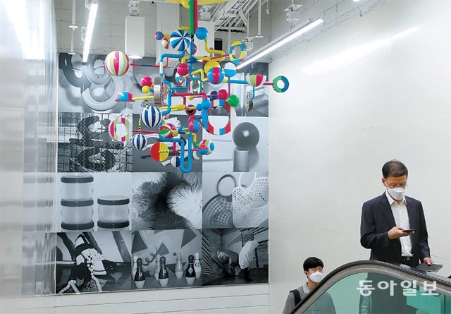 31일 오후 시민들이 서울시 지하철 5호선 영등포시장역 계단과 에스컬레이터 공간에 마련된 ‘STAIR 미술관’을 지나가고 있다. 홍진환 기자 jean@donga.com
