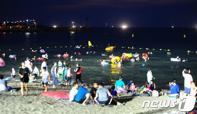 제주시 이호해수욕장에서 도민과 관광객들이 무더위를 피해 물놀이를 즐기고 있다(뉴스1DB) © News1