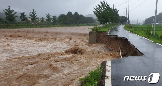 2일 충북 산척면 한 도로가 폭우로 유실됐다. 이날 충주에는 220㎜가 넘는 폭우가 쏟아졌다. (충주시 제공) 2020.8.2 /뉴스1 ⓒ News1