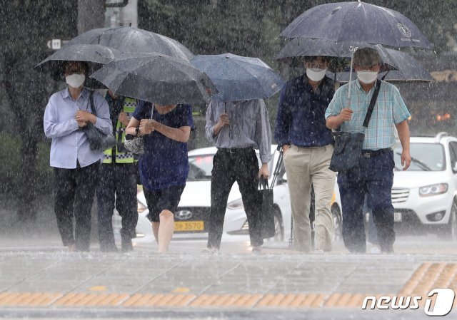 서울 광화문 일대에서 우산을 쓴 시민들이 발걸음을 재촉하고 있다. 2020.7.29/뉴스1 © News1
