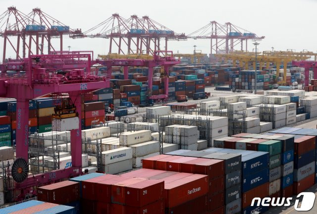 지난달 21일 인천 연수구 인천신항에서 컨테이너 선적 작업이 진행되고 있다. © News1