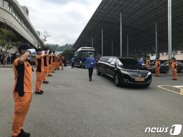 2일 오전 전남 순천시 팔마체육관에서 열린 고(故) 김국환 소방장의 영결식이 끝나고 운구차가 동료 대원들의 경례를 받으며 장지로 이동하고 있다. 김 소방장은 지난달 31일 구례군 토지면 피아골 계곡에서 물에 빠진 피서객을 구하던 중 순직했다. 2020.8.2/뉴스1 © News1