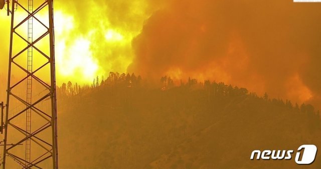 미국 LA 동쪽 지역에서 대형 산불이 발생해 2580여가구의 주민 약 7800명이 대피했다. <리버사이드 카운티 소방서 트위터> © 뉴스1