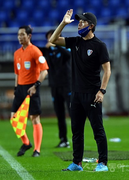 2일 서울 월드컵경기장에서 열린 ‘하나원큐 K리그1 2020‘ 수원 삼성과 대구 FC의 경기에서 수원 주승진 감독대행이 작전을 지시하고 있다. 수원｜김민성 기자 marineboy@donga.com