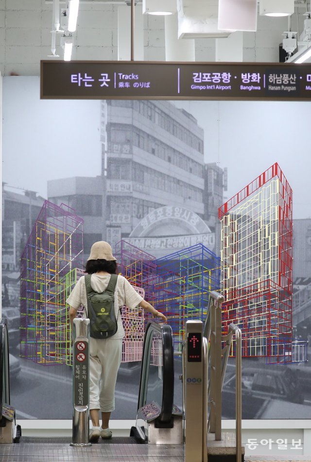 열차 승강장으로 이동하는 계단과 에스컬레이터 공간을 이용한 ‘STAIR 미술관’에 설치된 작품
