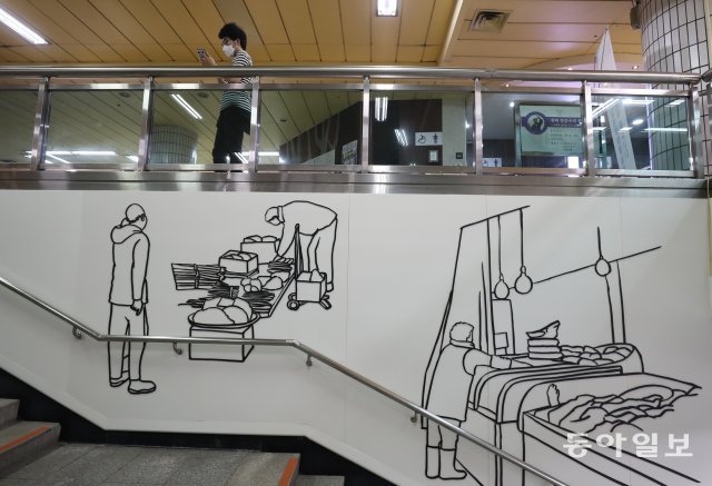 열차 승강장으로 이동하는 계단과 에스컬레이터 공간을 이용한 ‘STAIR 미술관’에 설치된 작품